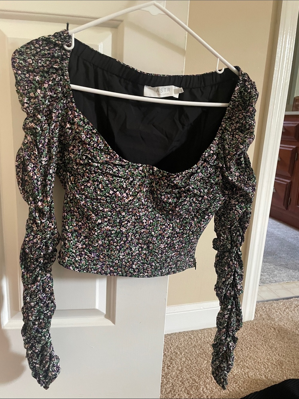 Astr Black Floral Sweetheart Ruched Long-Sleeve Crop Top